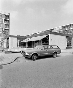 855735 Gezicht op het Dienstencentrum Kanaleneiland (Bernadottelaan 23) te Utrecht, met links een flatgebouw voor ...